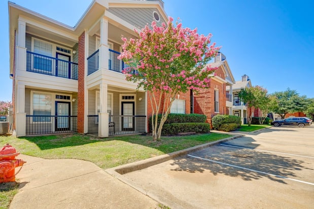Images Champion Lake Apartment Homes
