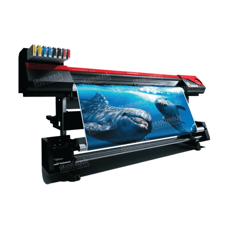 Grand Berlin Werbeagentur & Copyshop – Am Kottbusser Tor Großformatdruck in Aktion: Plotter druckt ein Banner-Motiv – geeignet für Poster, Plakate, Messegrafiken, Schaufensterwerbung und Werbetechnik im XXL-Format.