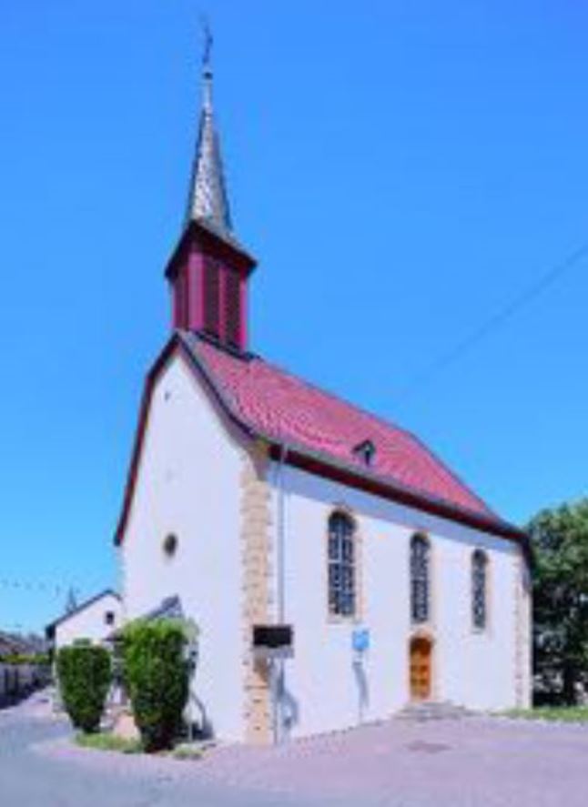 2016 außen renovierte kleine barocke Dorfkirche, besonders ist die Ausmalung des Triumphbogens.