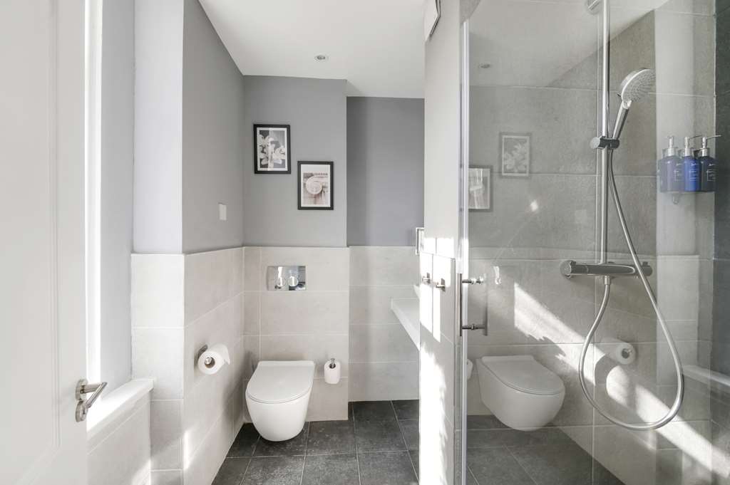 Superior Room bathroom Radisson Blu Hotel, Perth Perth 01738 637237