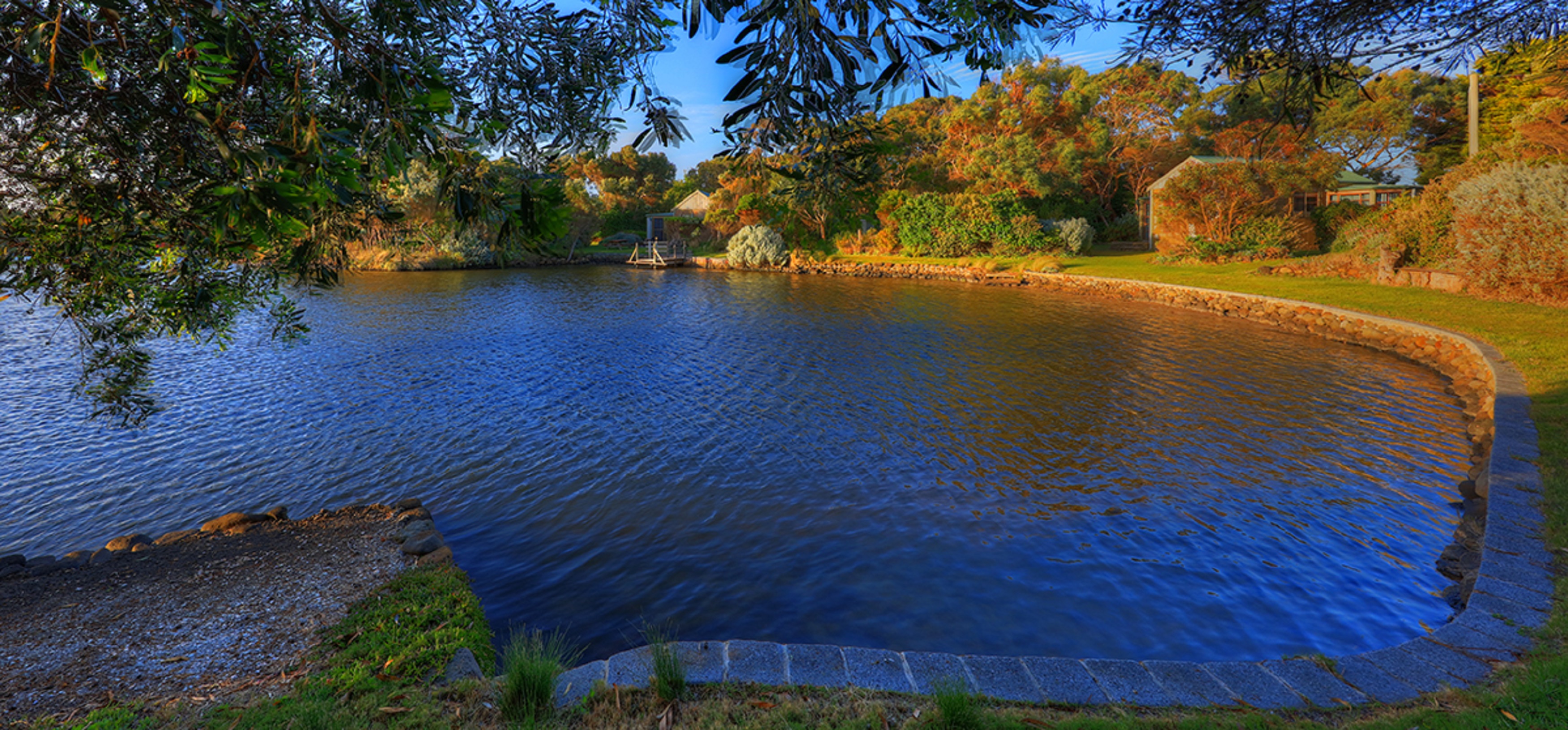 Images Stanley Lakeside Spa Cabins