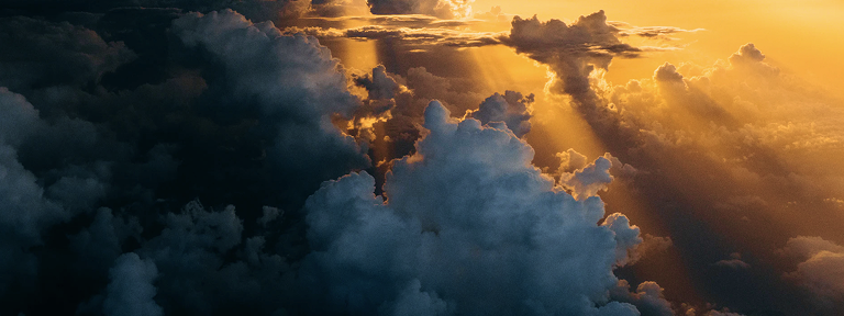 Rayons de soleil perçant un ciel nuageux.