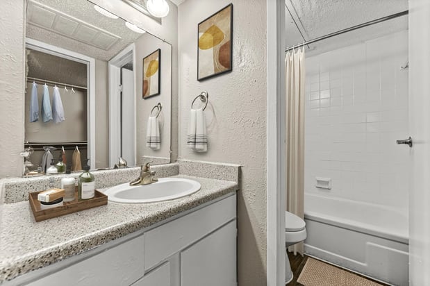 Images 5636 Apartment Homes