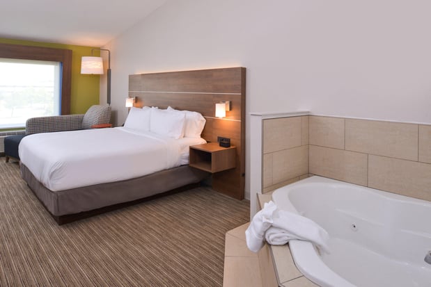 Images Holiday Inn Express & Suites Omaha - 120th And Maple by IHG