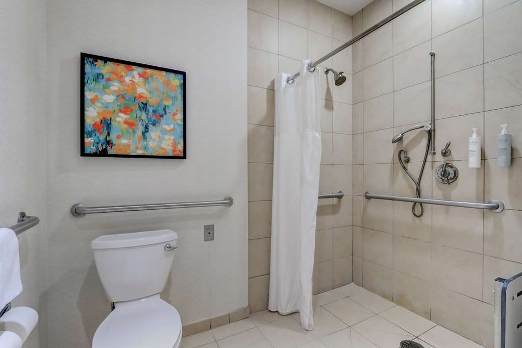 Guest room bath