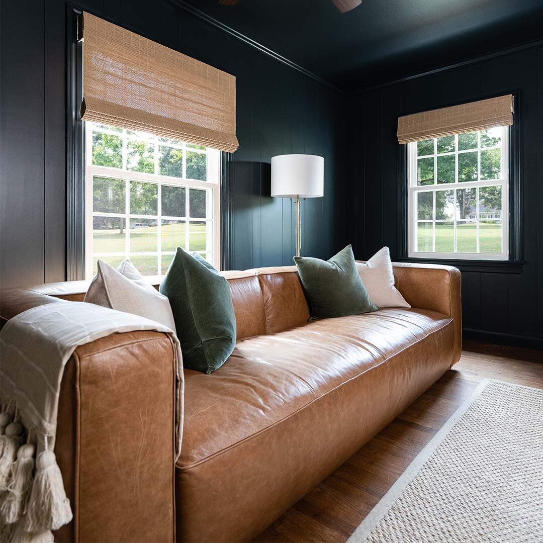 Contrast is key to design, and this sitting room from @mckennableu does contrast perfectly! The woven wood shades pair perfectly with this brown leather couch for a seamless overall look.