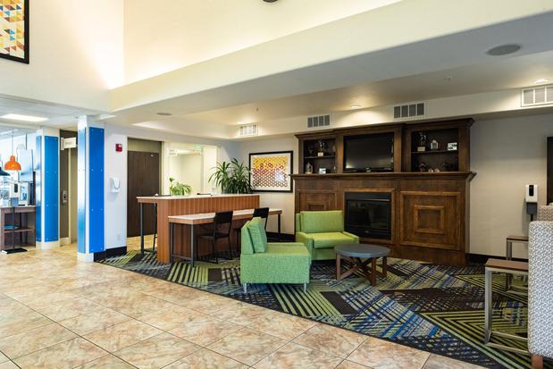 Images Holiday Inn Express & Suites Evanston, an IHG Hotel