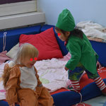 Zwei junge Mädchen - Die kleinen Piraten - Kindergarten - Kinderkrippe