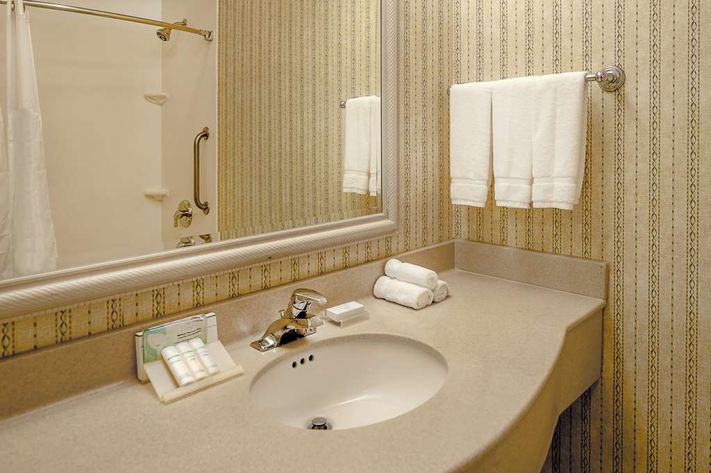 Guest room bath