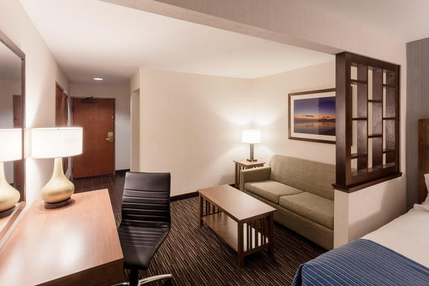 Images Holiday Inn Express & Suites Carpinteria, an IHG Hotel