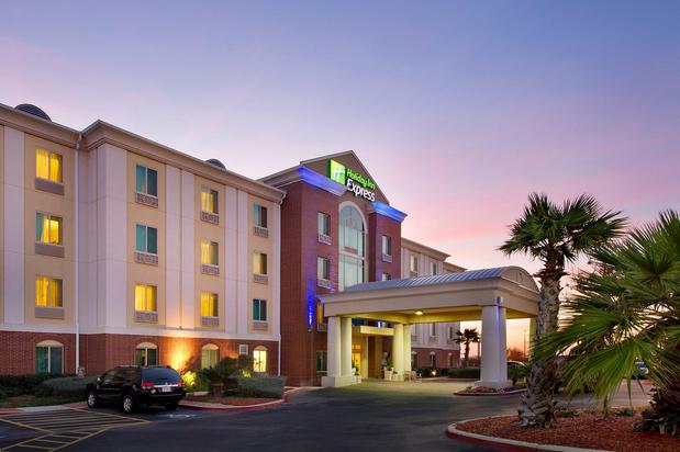 Images Holiday Inn Express & Suites San Antonio West-Seaworld Area by IHG