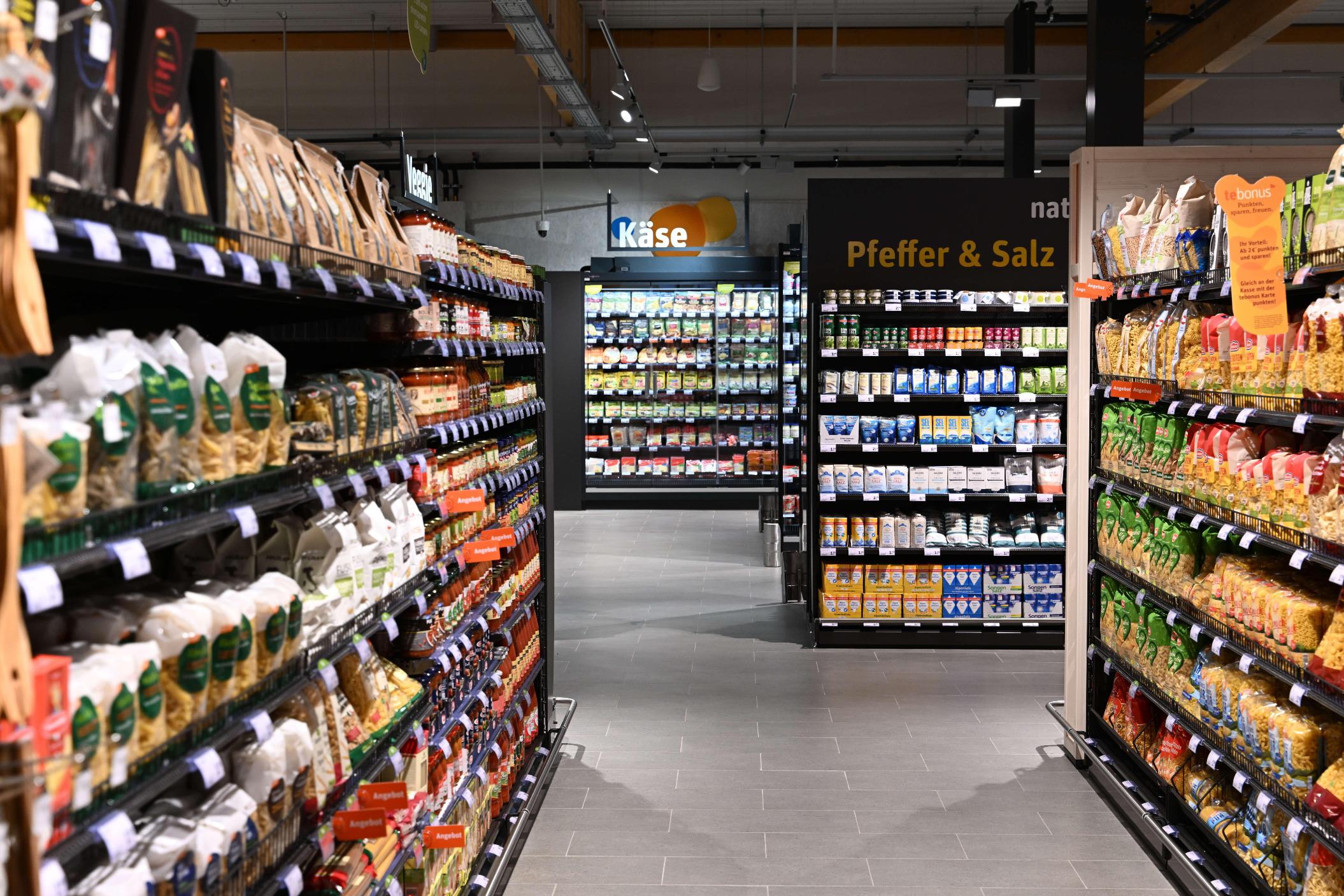 Innenansicht des tegut... Supermarktes mit Blick auf die Käse Kühlregale und Nudeln