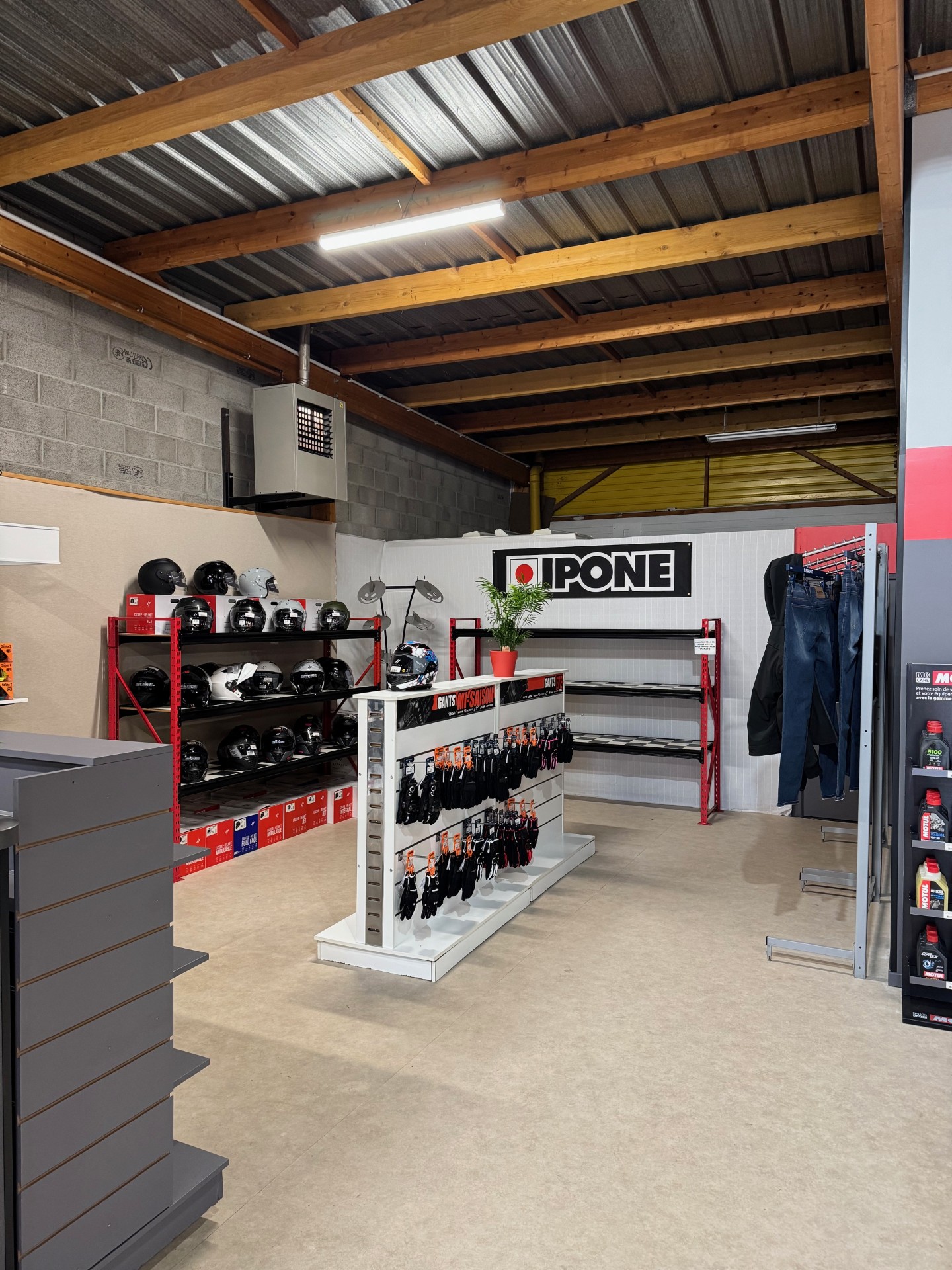 Photo Poirier Motos Quads, magasin vente et réparation moto, scooter et quad à Dieppe. Vente d'équipement du pilote, pièces détachées et accessoire.