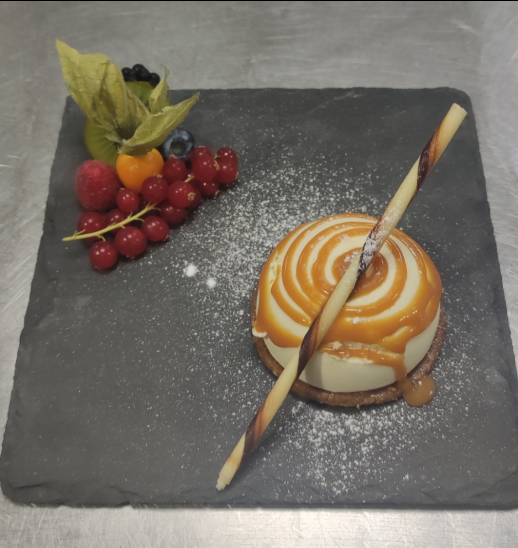 Dôme chocolat blanc, cœur crémeux Carambar. Dôme chocolat blanc, cœur crémeux Carambar.