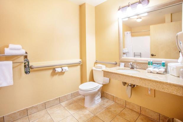 Images Holiday Inn Express & Suites Richland, an IHG Hotel