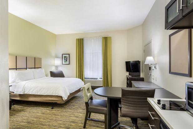 Images Candlewood Suites Virginia Beach Town Center by IHG