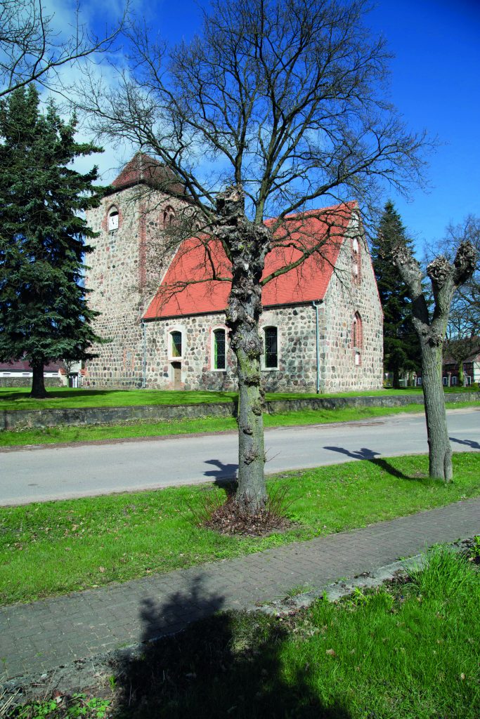 Kirche Kunow - Pfarrsprengel Lenzen-Lanz-Seedorf, An der Friedenseiche in Kunow