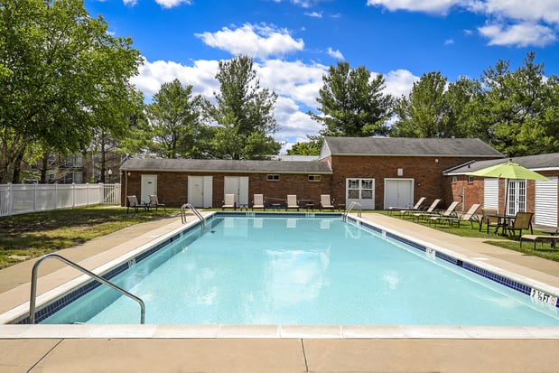 Images Country Manor Apartments