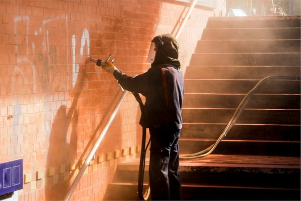 Graffitientfernung
schonend und wirksam

Kaum etwas ärgert Hausbesitzer so sehr, wie Graffiti, Schmierereien oder Lackreste auf der Hausfassade. Die Entfernung der oftmals aggressiven Farbe wird dann zur großen Herausforderung. Hier müssen Profis an...