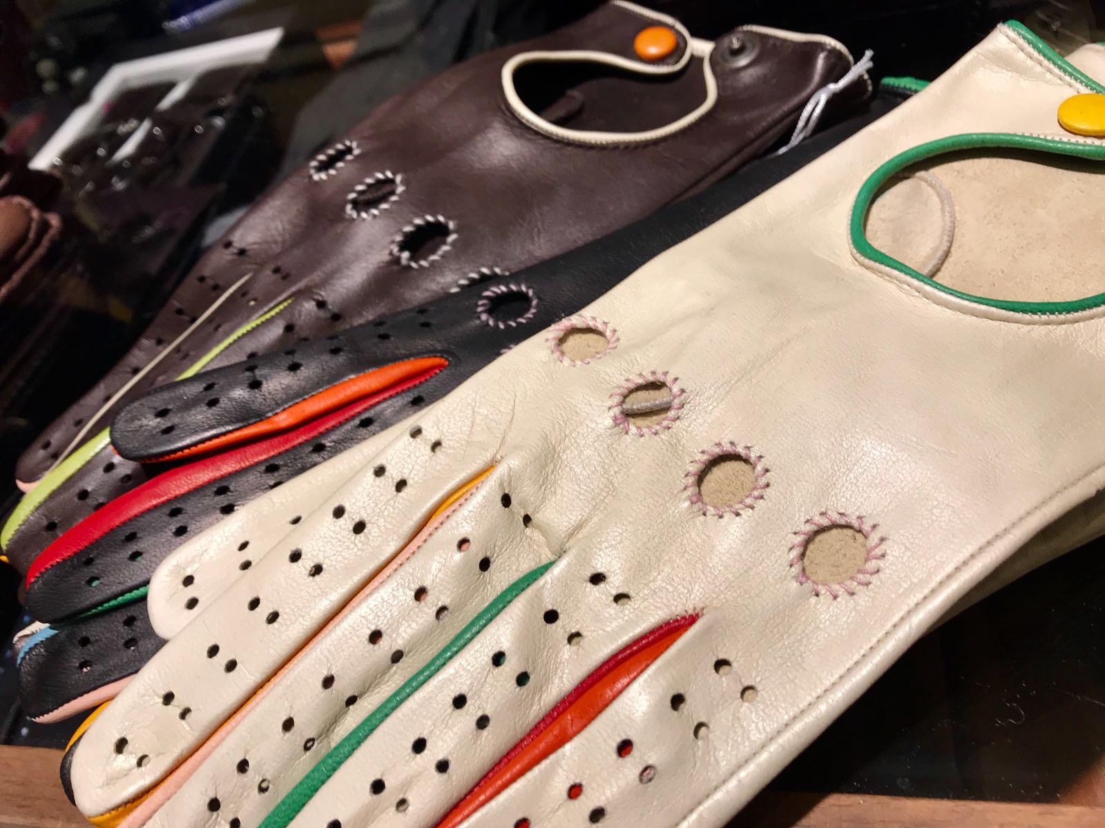 Handschuh am Neubau Gabriele Budweiser, Autohandschuhe, Hochzeitsschirme , FALKE Socken, Hosenträger Manufaktur, Regenschirme, Sonnenschirme UV Protektion, Doppler,  KNIRPS,  EMIL Trinkflasche, Paprcuts, CALEOS Holzschuhlöffel, Seidenhascherln, Selbstbind, Neubaugasse 44 in Wien