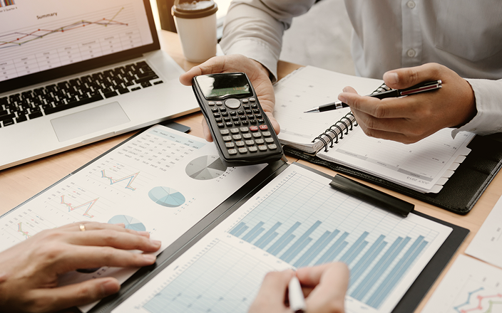 A wealth professional crunching the numbers with a client.