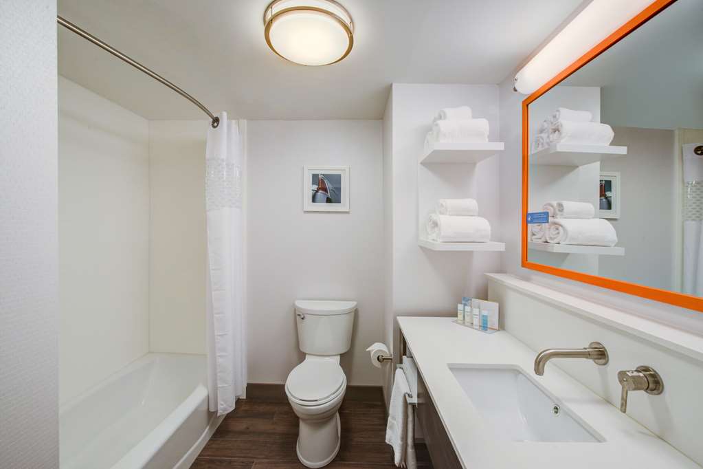 Guest room bath
