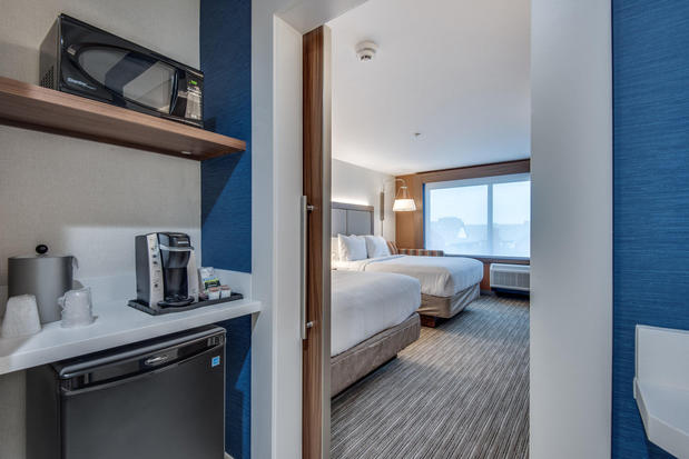 Images Holiday Inn Express & Suites Dallas North - Addison, an IHG Hotel