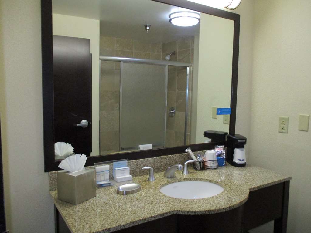 Guest room bath