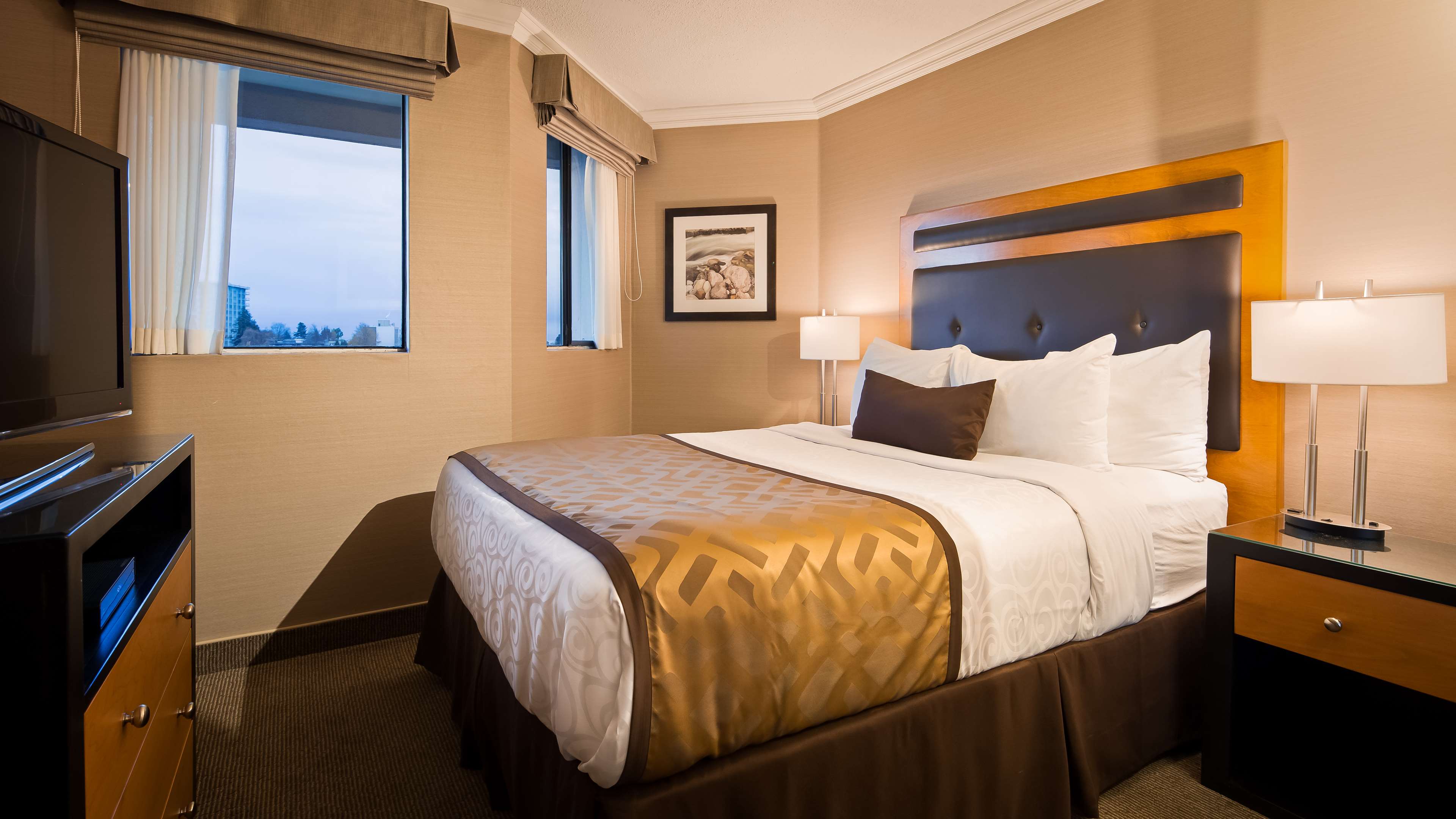 Best Western Plus Inner Harbour in Victoria: Queen Bedroom, One Bedroom Suite