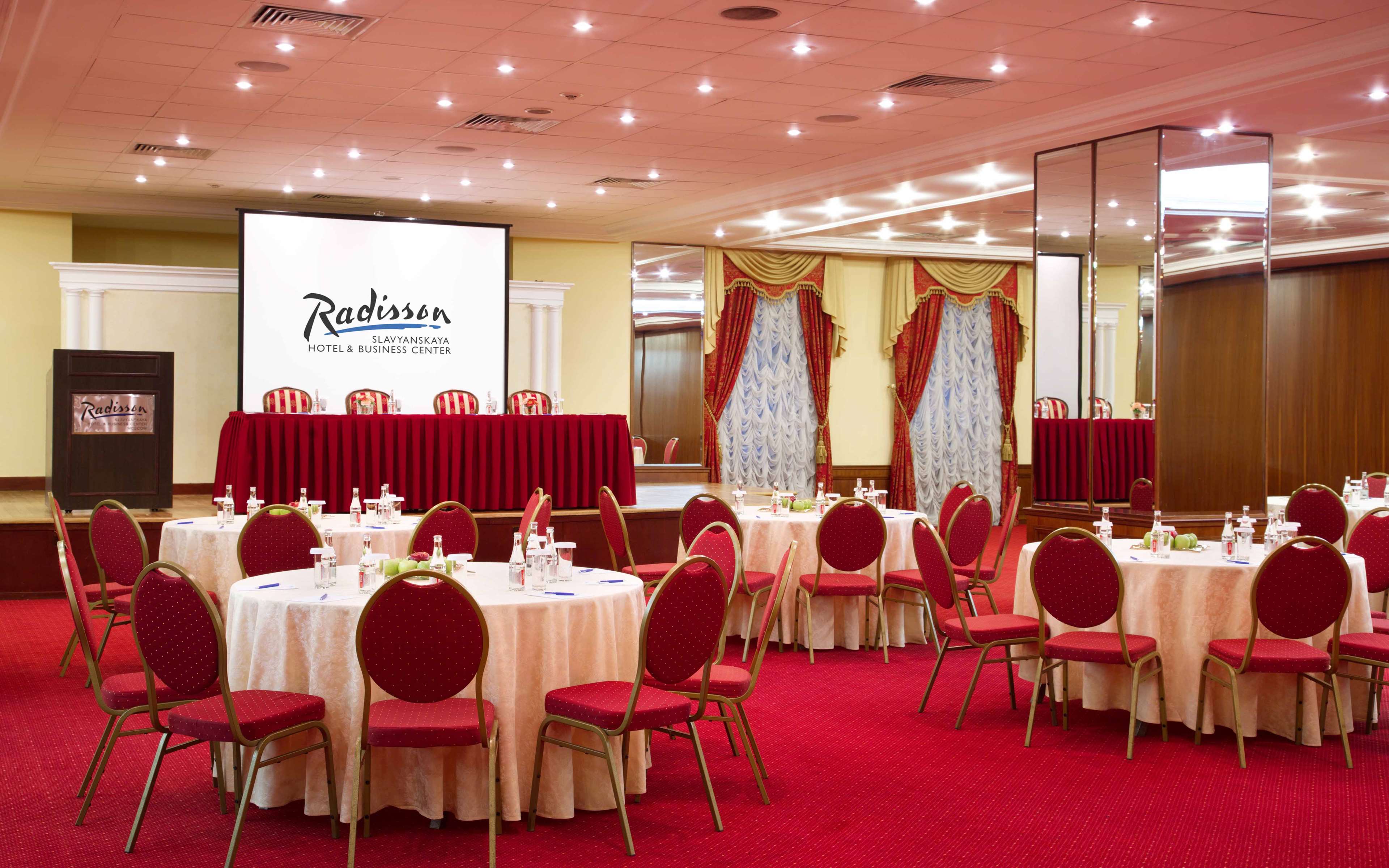 Radisson slavyanskaya hotel business center moscow. Рэдиссон Славянская гостиница Москва. Рэдиссон Славянская конференц зал. Рэдиссон гостиница Москва банкетный зал. Гостиница Рэдиссон САС Славянская.