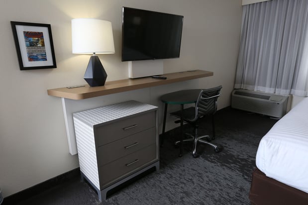 Images Holiday Inn & Suites Chicago North Shore (Skokie) by IHG