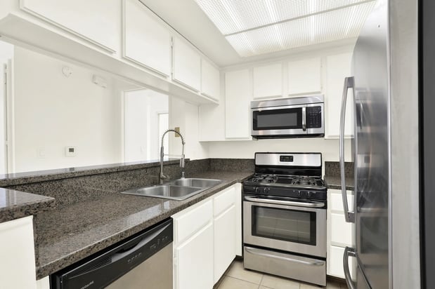 Images Peach Tree Court Apartments