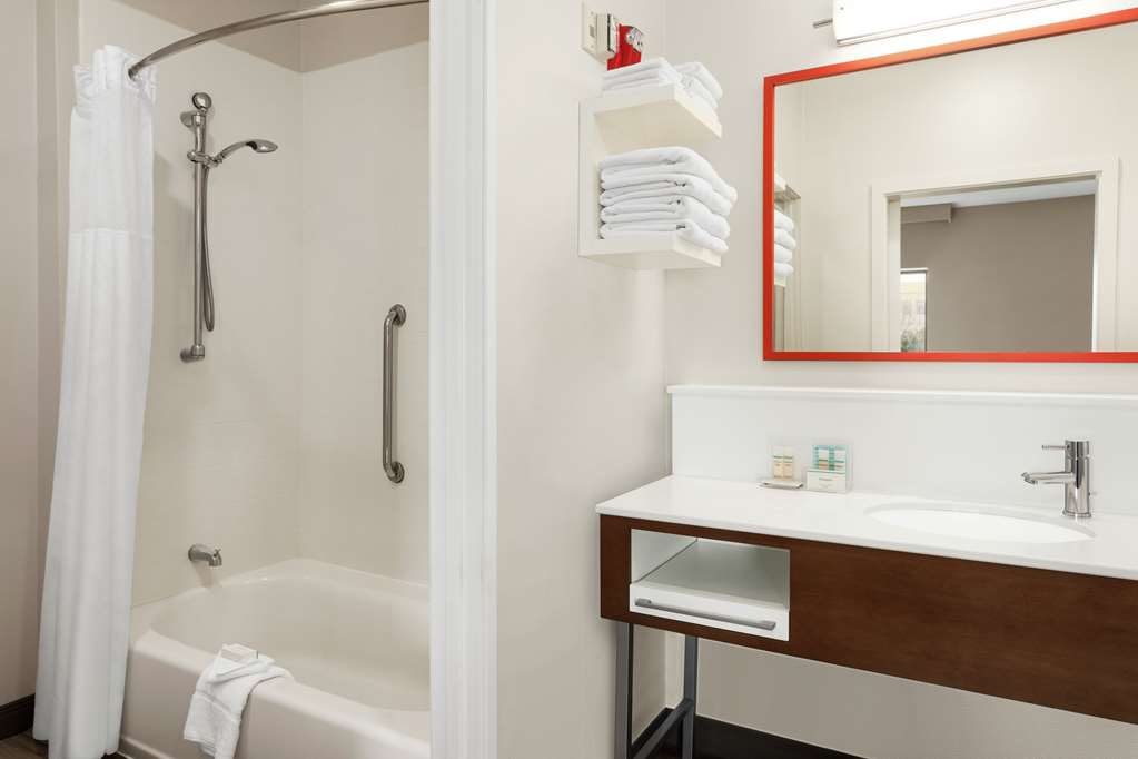 Guest room bath
