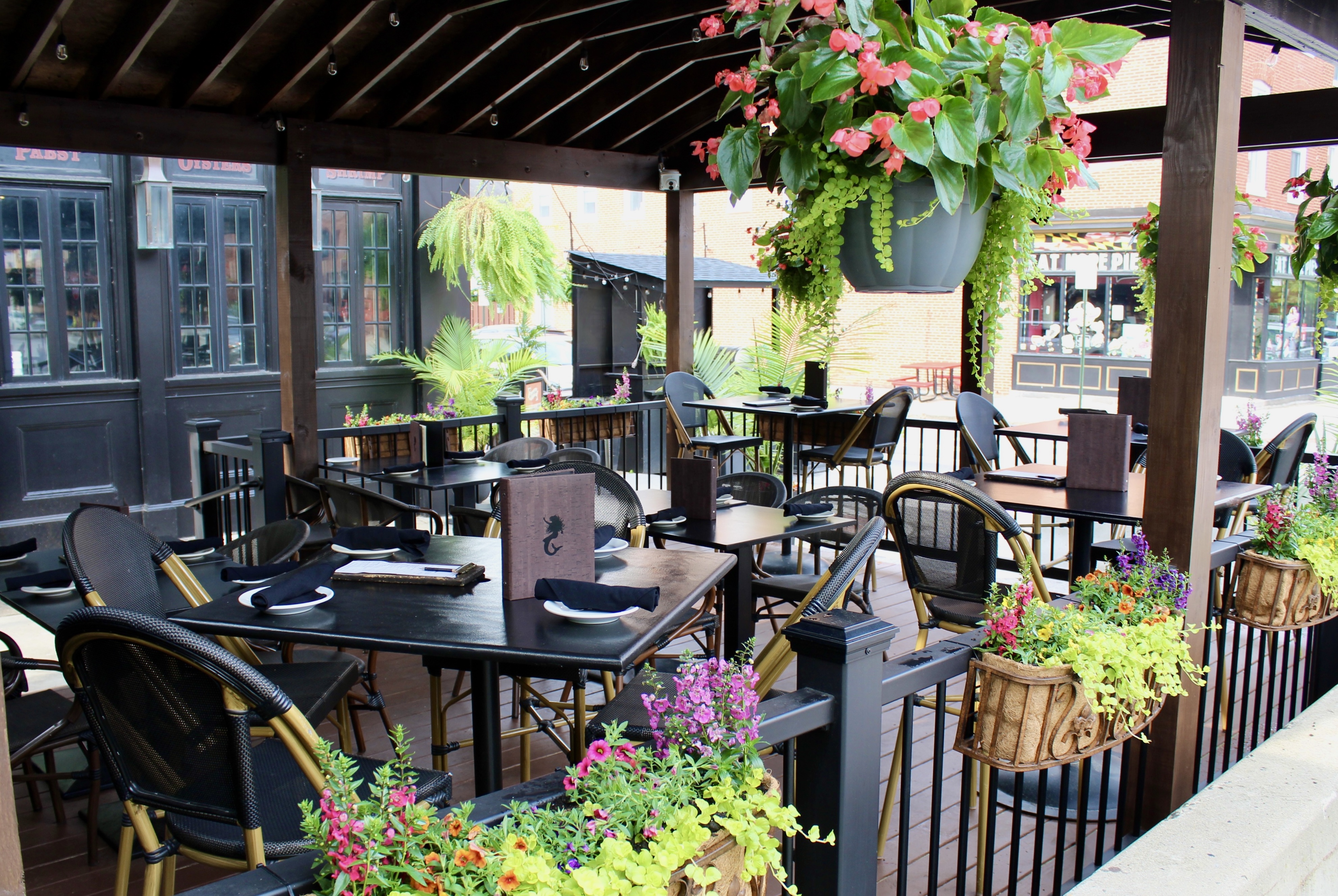 Mama's On The Half Shell Patio outdoor dining area 