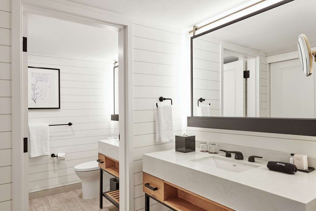 Guest room bath