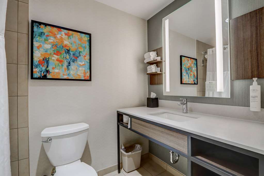 Guest room bath