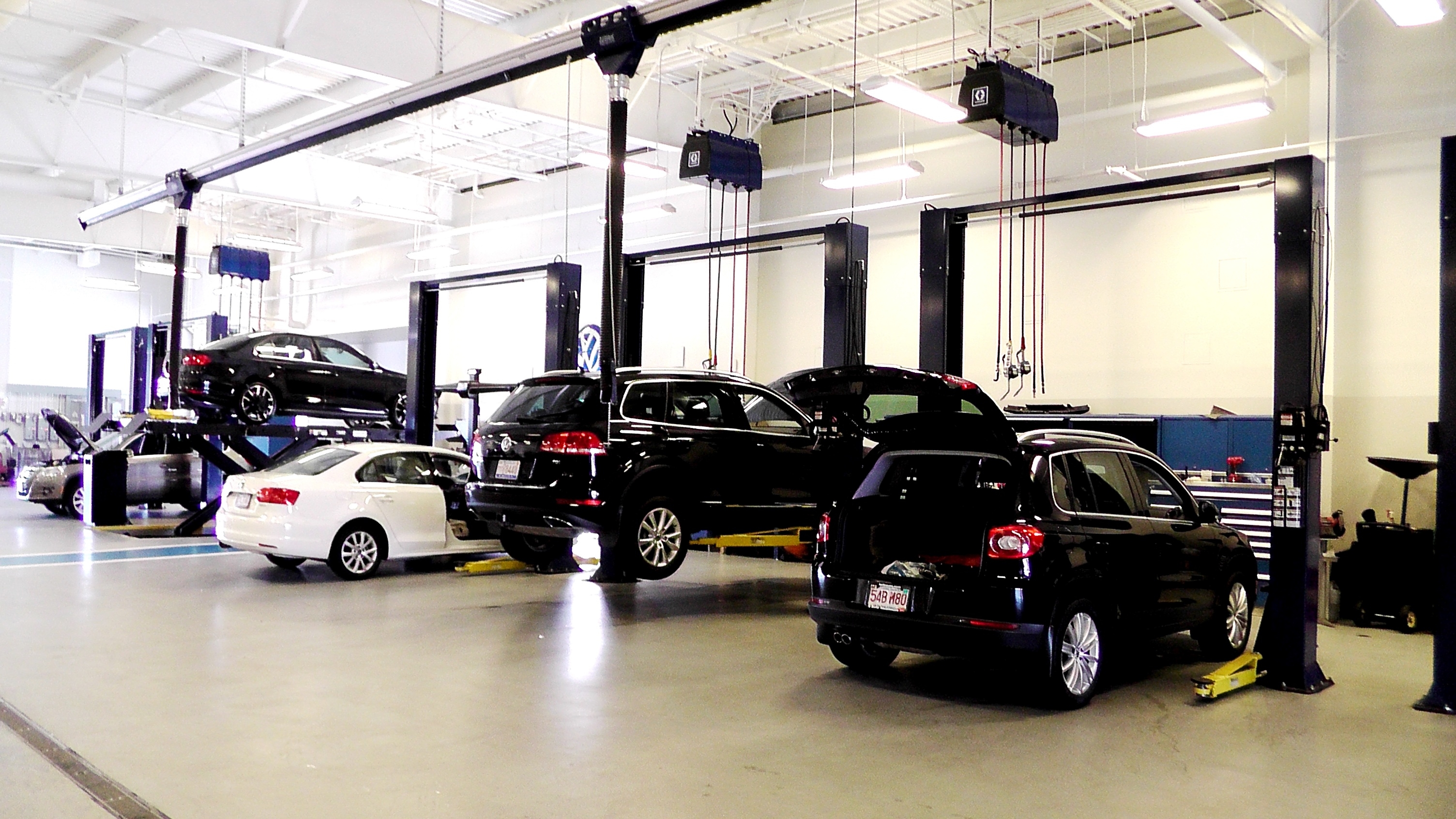 You won't find a more state-of-the-art Volkswagen service facility in the country. Our VW service technicians at Kelly Volkswagen have the finest tools available to make the necessary repairs to your vehicle. Visit our Volkswagen service center today and let our professionals help you out.