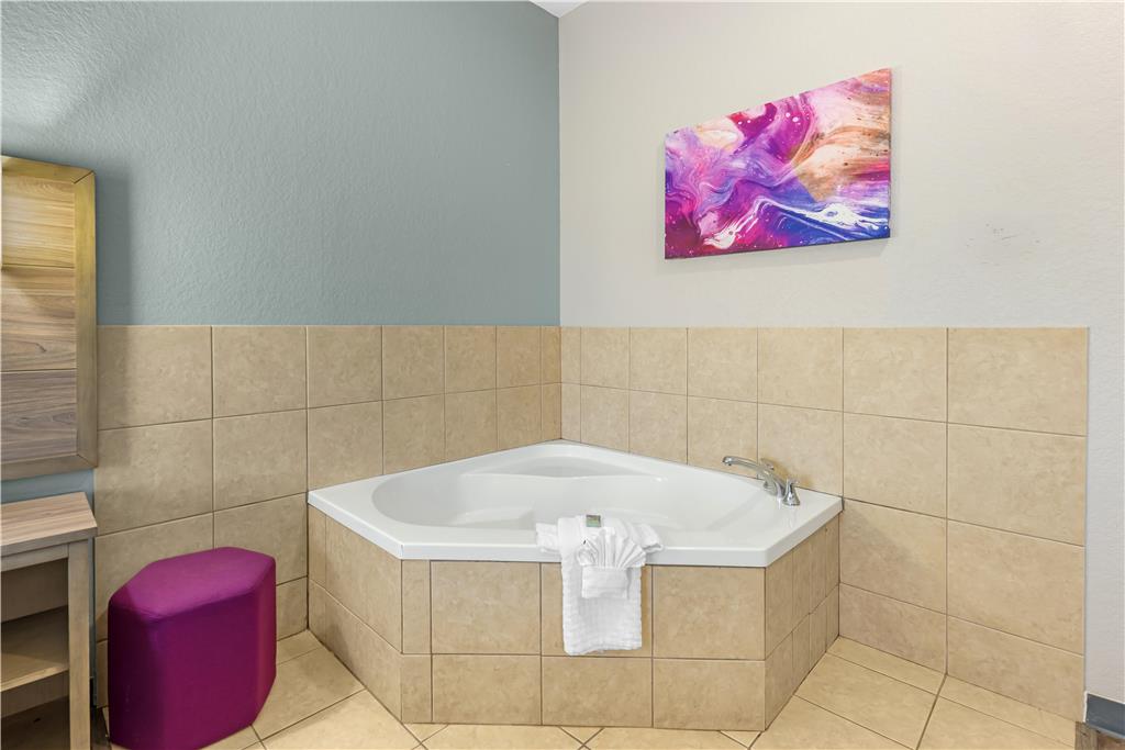 ADA Queen Whirlpool
