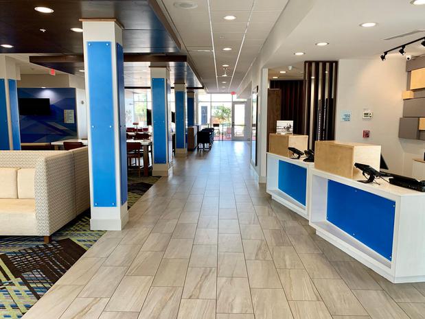 Images Holiday Inn Express & Suites Moore, an IHG Hotel