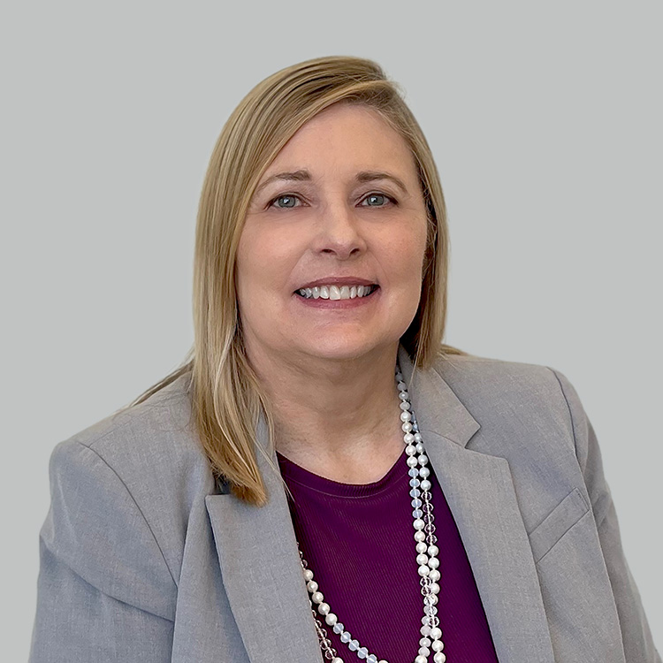 Headshot of Donna Lynn, a wealth advisor at Chase