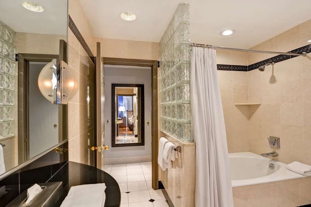 Images The Cincinnatian Hotel, Curio Collection by Hilton