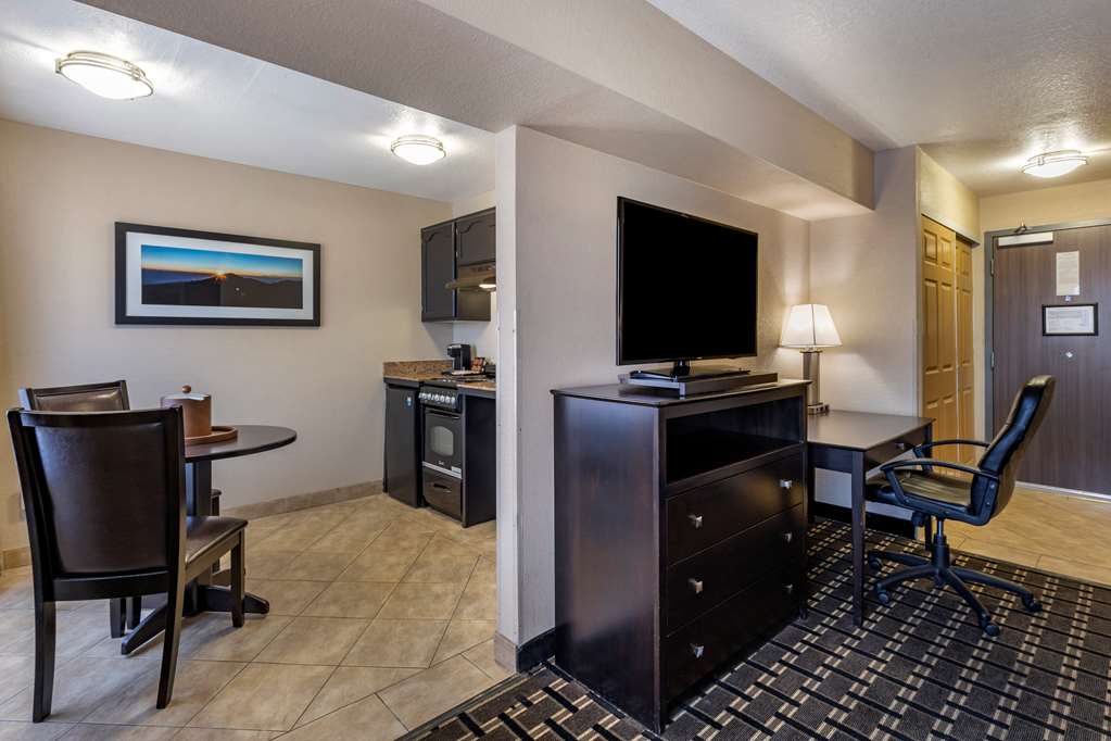 1 Queen Bed Kitchen