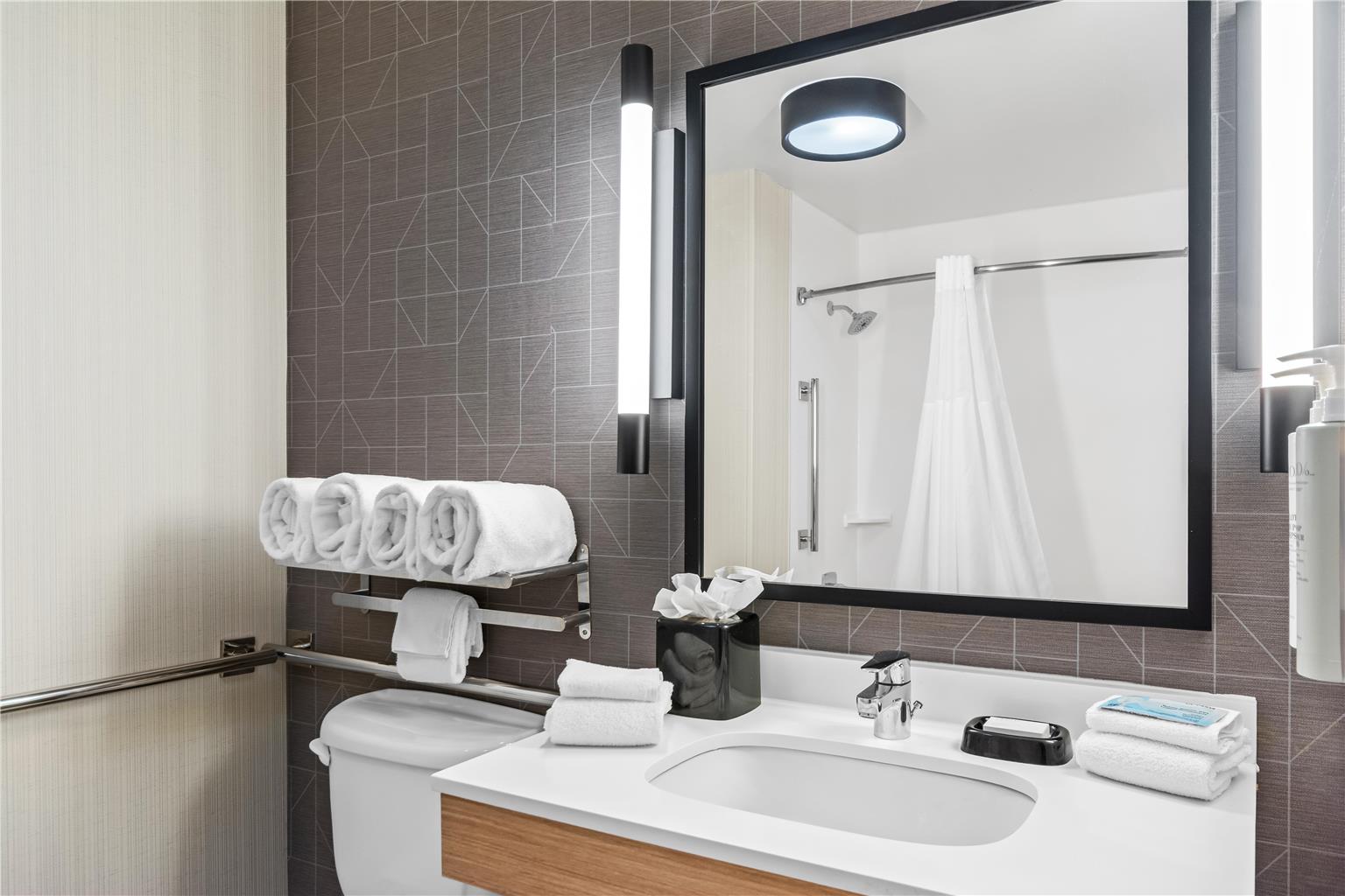 Guest room bath 
