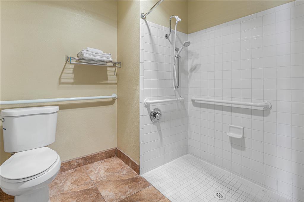 ADA - 1 King Bed w/ Roll In Shower