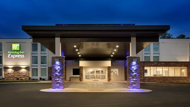 Images Holiday Inn Express Williamsbrg Busch Gardens Area by IHG