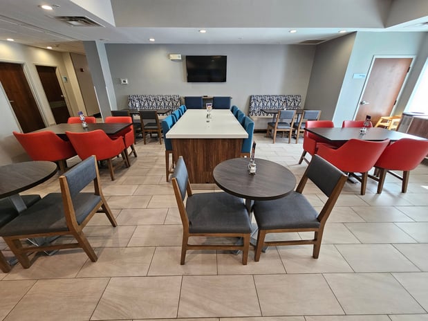 Images Holiday Inn Express & Suites Cincinnati-Blue Ash by IHG