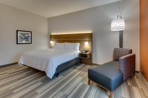 Images Holiday Inn Express & Suites Nashville Metrocenter Downtown by IHG