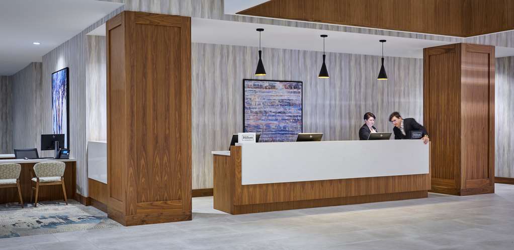 Reception DoubleTree by Hilton Windsor Hotel & Suites Windsor (519)977-9777