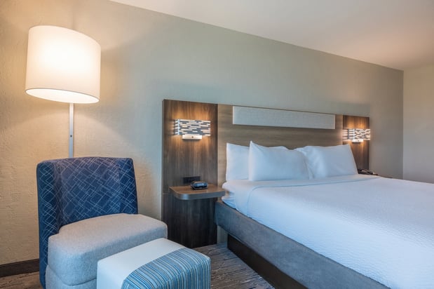 Images Holiday Inn Express & Suites Kansas City Airport by IHG