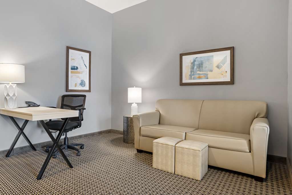 King w/ Kitchenette & Sofa bed